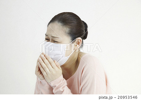 くしゃみをする女性40代　マスク着用 20953546