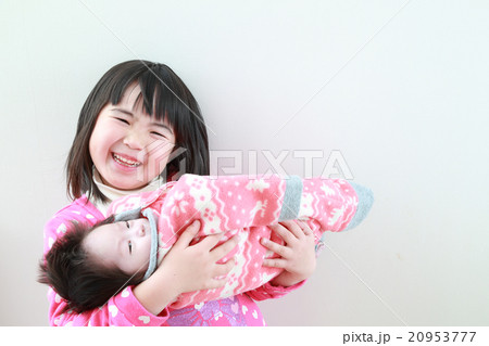 赤ちゃんを抱っこする女の子 赤ちゃんを抱っこする女の子 20953777