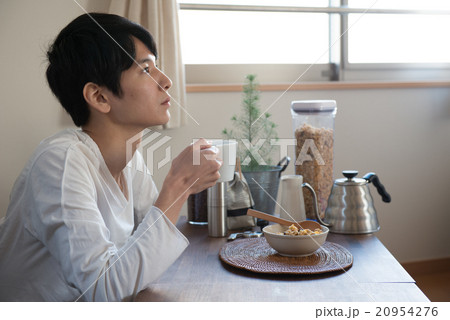 食事中の男性 20954276