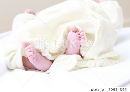 新生児の赤ちゃんの足裏の写真素材