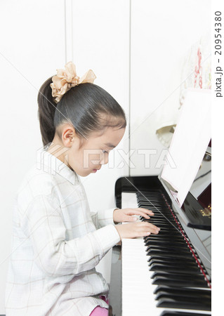 ピアノを弾く女の子　ピアノ　女の子　小学生　趣味　習い事　お稽古　レッスン 20954380