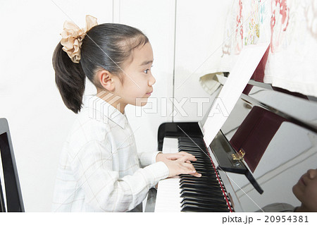 ピアノを弾く女の子 ピアノ 女の子 小学生 趣味 習い事 お稽古 レッスンの写真素材
