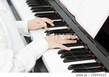 ピアノを弾く子供　ピアノ　女の子　小学生　趣味　習い事　お稽古　パーツカット　ボディパーツ 20954413