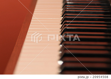 Piano keys, black and white 20954508