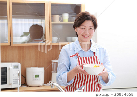 台所に立つ60代女性 20954659