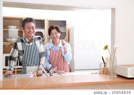 仲良くキッチンに立つ50代夫婦 仲良くキッチンに立つ50代夫婦 20954839