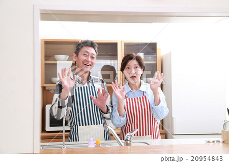 仲良くキッチンに立つ50代夫婦 仲良くキッチンに立つ50代夫婦 20954843