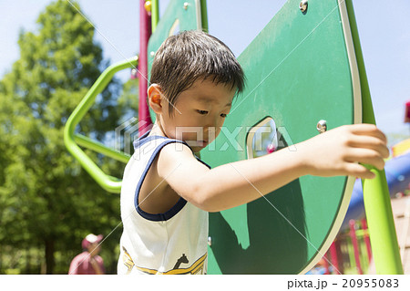 子供 4歳 男の子 公園 遊具で遊ぶ 夏の写真素材 9550