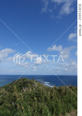 宮古島北東部・大神島の遠見台(展望台)から眺める東シナ海 宮古島北東部・大神島の遠見台(展望台)から眺める東シナ海 20955858