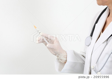 注射器を持つ医師 20955996