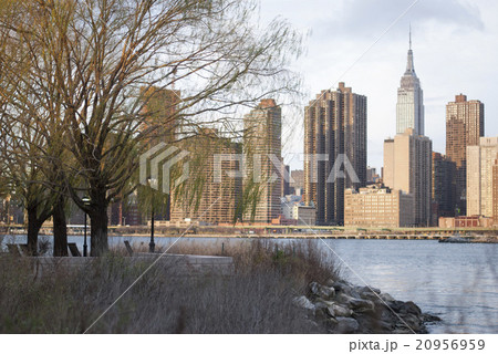 Gantry Plaza State Park overlooking Manhattan 20956959