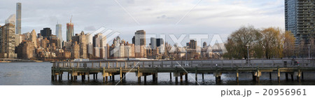 Gantry Plaza State Park overlooking Manhattan 20956961