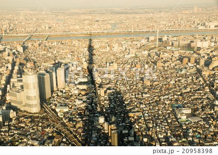 東京の街に落ちるスカイツリーの影の写真素材 9598