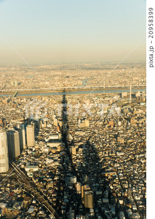 東京の街に落ちるスカイツリーの影の写真素材 9599