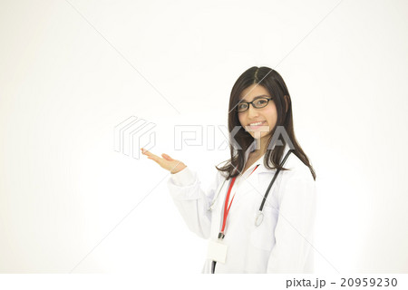 医師　女性　ドクター　白バック　案内　メガネ　聴診器　20代　若い女性 20959230