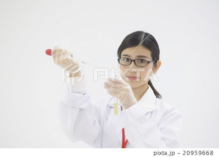 研究者　学者　女性　バイオ　生物　白衣　20代　試験管　培養 20959668