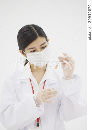 研究者　学者　女性　バイオ　生物　白衣　20代　試験管　培養 20959670