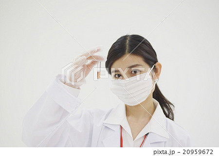 研究者　学者　女性　バイオ　生物　白衣　20代　試験管　培養 20959672