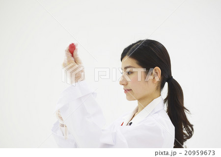 研究者 学者 女性 バイオ 生物 白衣 20代 試験管 培養 研究者 学者 女性 バイオ 生物 白衣 20代 試験管 培養 20959673