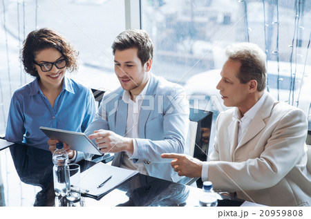 Creative team discussing project 20959808
