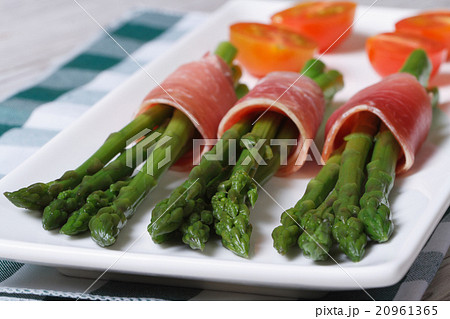 Green asparagus wrapped in ham close up 20961365