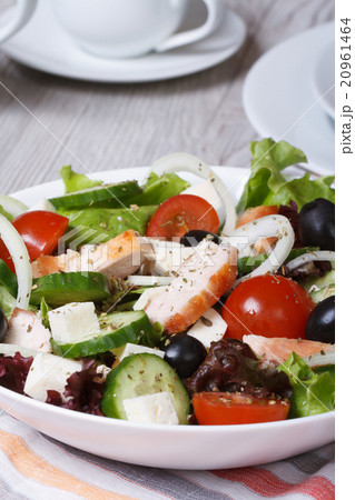 fresh salad with chicken breast and vegetables 20961464