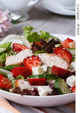 salad of strawberries with chicken and vegetables 20961471