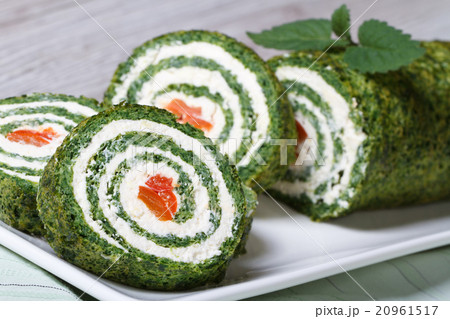 Roll spinach and cream cheese closeup 20961517