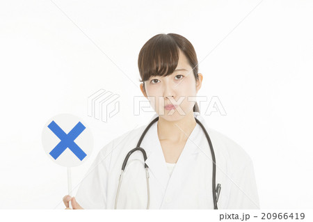 ×を出す　女医　医者　カメラ目線　白バック 20966419