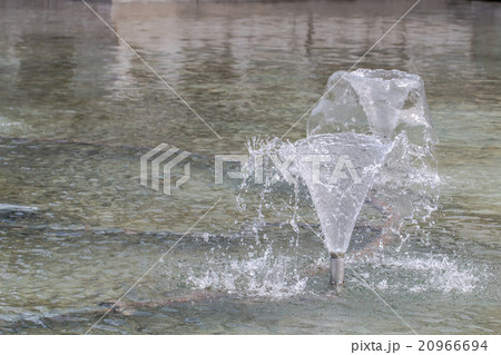 small fountain on pond 20966694