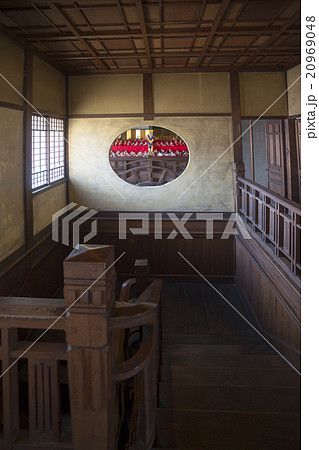 古民家寸景　丸窓のある部屋 20969048