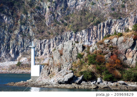荷島灯台と岸壁 荷島灯台と岸壁 20969829