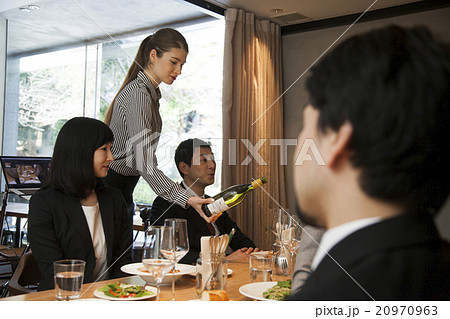 会食をする男女 20970963