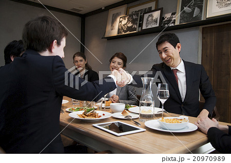 会食をする男女 会食をする男女 20970989