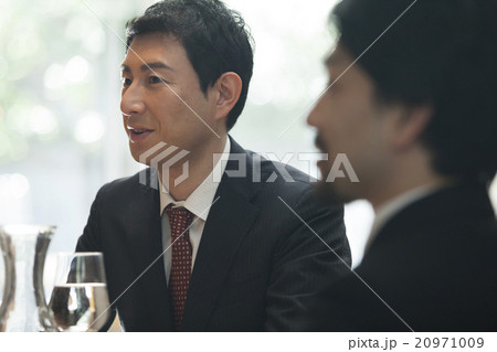 会食をする男性 20971009