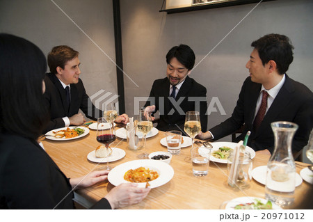 会食をする男女 20971012