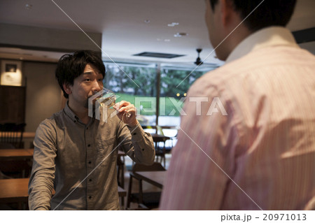 ワインを飲む男性 ワインを飲む男性 20971013