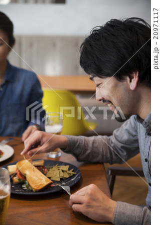 ランチをとる男女 20971117