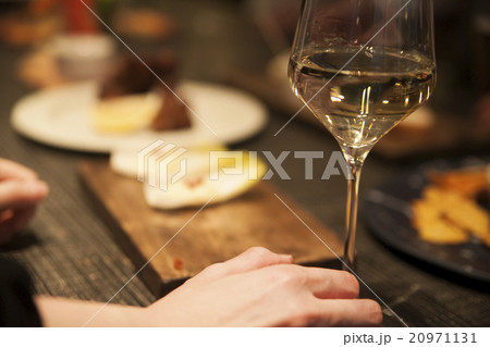 立食パーティーをする男女 立食パーティーをする男女 20971131