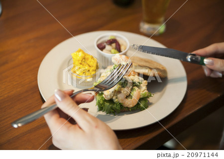 ランチをとる男女 ランチをとる男女 20971144