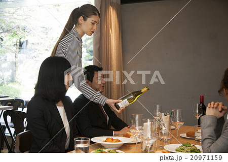 会食をする男女 20971159