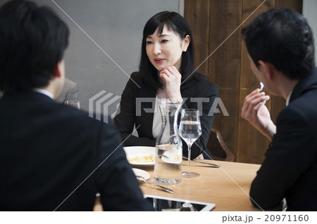 会食をする男女 20971160