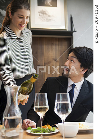 会食をする男女 20971163