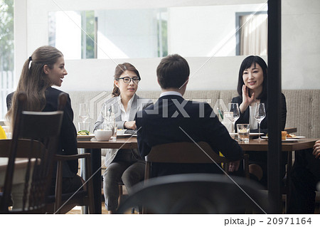 会食をする男女 20971164