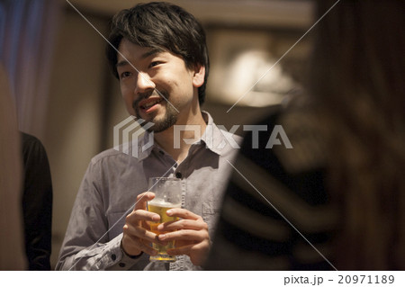 ビールを飲む男性 ビールを飲む男性 20971189