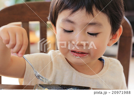 おやつを食べる幼児 20971988