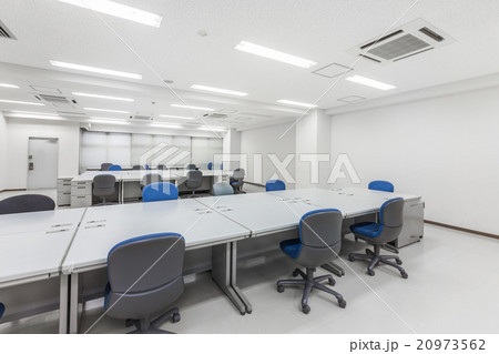 空き事務所　Desk and chair space office 20973562