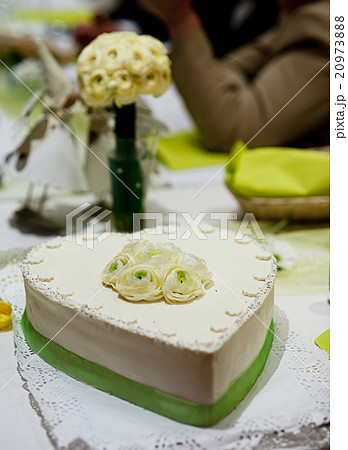 Wedding cake 20973888