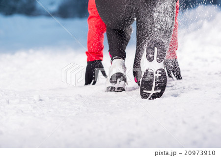 Winter running woman 20973910