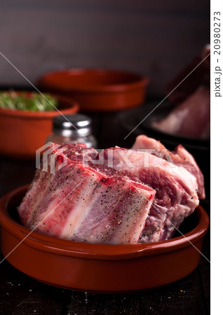 pork ribs on cutting board  20980273